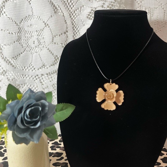 Tan Bloomed flower necklace - Picture 1 of 2